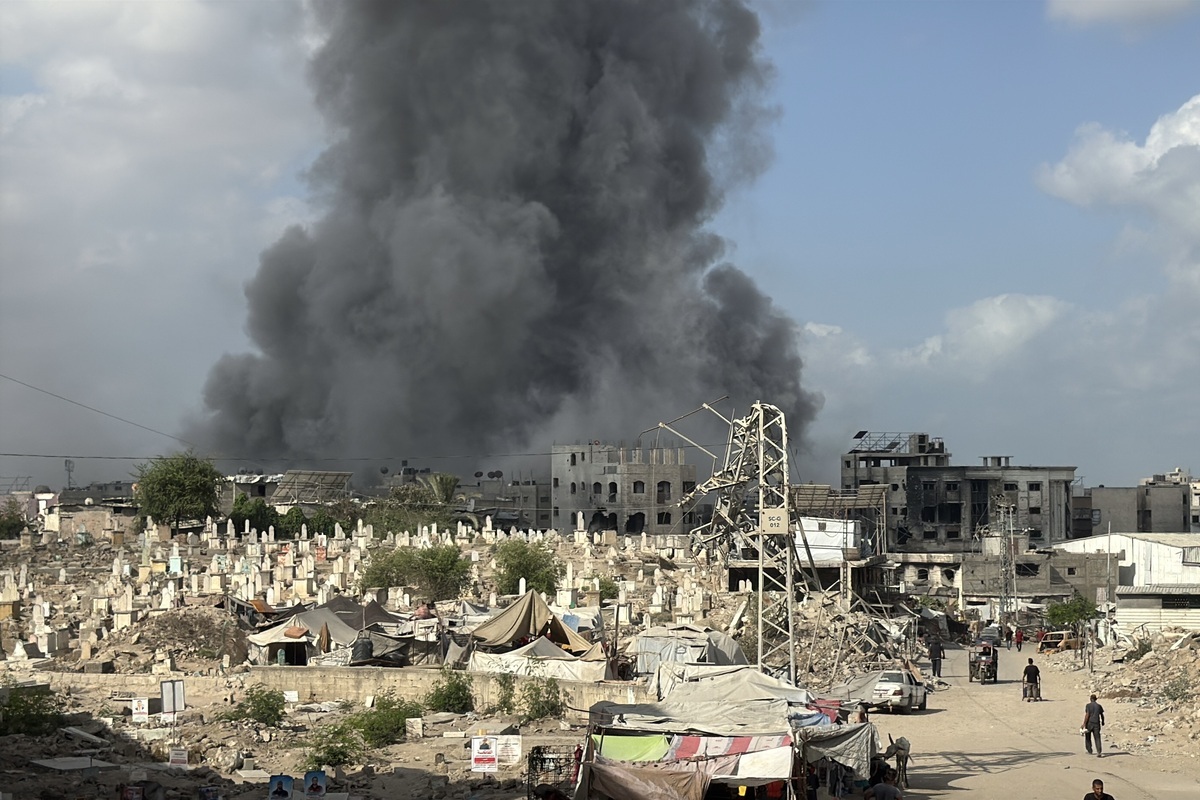 يرتفع الدخان على المناطق السكنية بعد هجمات الجيش الإسرائيلي على حي Ez -Zeytun في مدينة غزة الجنوبية ، غزة في 28 أغسطس 2025.