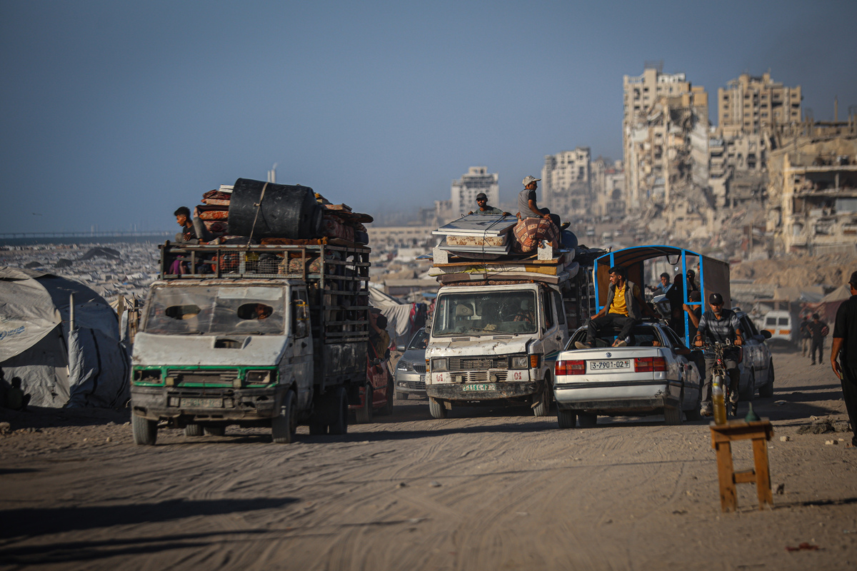 يتم إجبار الفلسطينيين مرة أخرى على الفرار والانتقال إلى الطرق بسبب الهجمات المكثفة للجيش الإسرائيلي على قطاع غزة الشمالي في 28 أغسطس 2025 (أحمد جهاد إبراهيم العاريني - وكالة Anadolu)