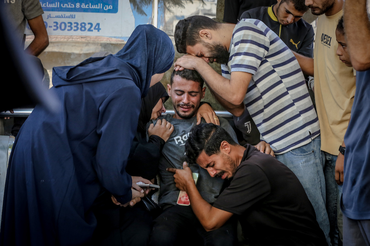 يتم نقل جثث الفلسطينيين إلى مستشفى الشيفا في مدينة غزة لإجراءات الجنازة من قبل أقاربهم في أعقاب الهجمات الإسرائيلية على خيمة تابعة لعائلة ناسار في مدينة غزة ، غزة في 29 أغسطس ، 2025.