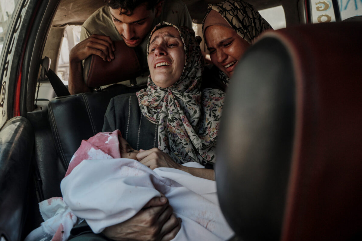 يحزن الأقارب على الفلسطينيين ، بمن فيهم الأطفال ، الذين فقدوا حياتهم بعد أن استهدفت القوات الإسرائيلية مصيراً للخيمة النازحين في حي نصر في غزة في 30 أغسطس 2025.