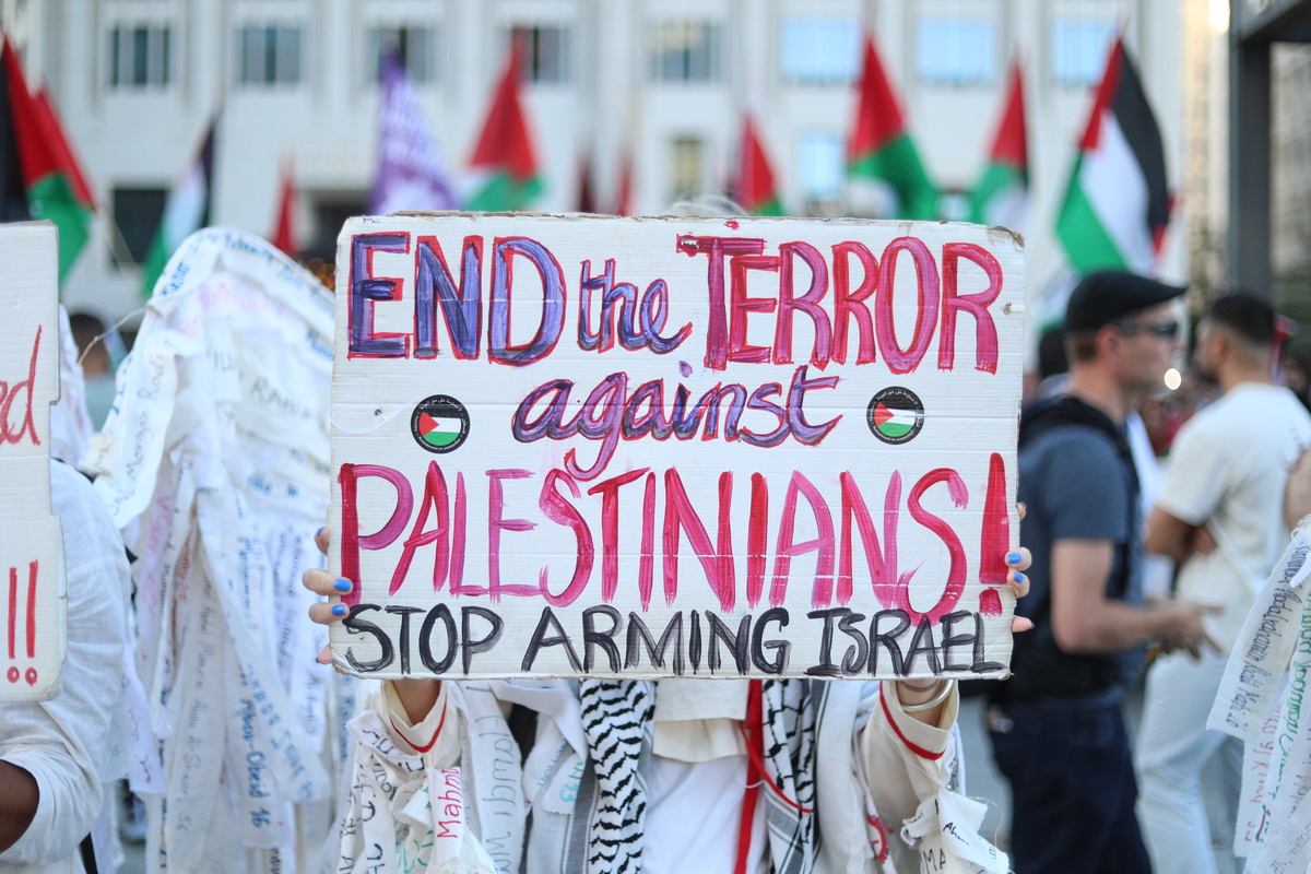 يتجمع المتظاهرون الذين يحملون الأعلام واللافتات الفلسطينية في بوتسدار باتز خلال مسيرة لدعم فلسطين في برلين ، ألمانيا في 30 أغسطس 2025.