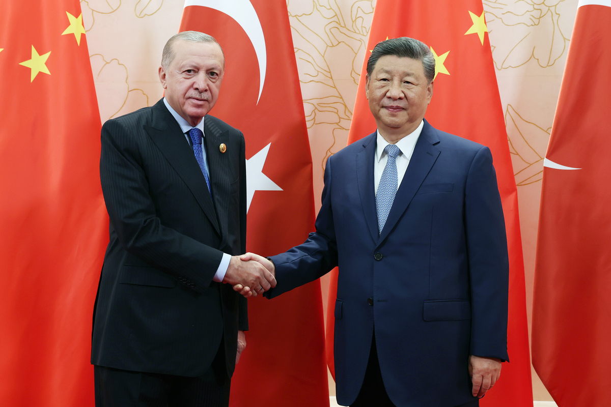 يلتقي الرئيس التركي ريب تاييب أردوغان (L) مع الرئيس الصيني شي جين بينغ (ص) كجزء من زيارته لحضور قمة منظمة التعاون في شنغهاي في تيانجين ، الصين في 31 أغسطس 2025.