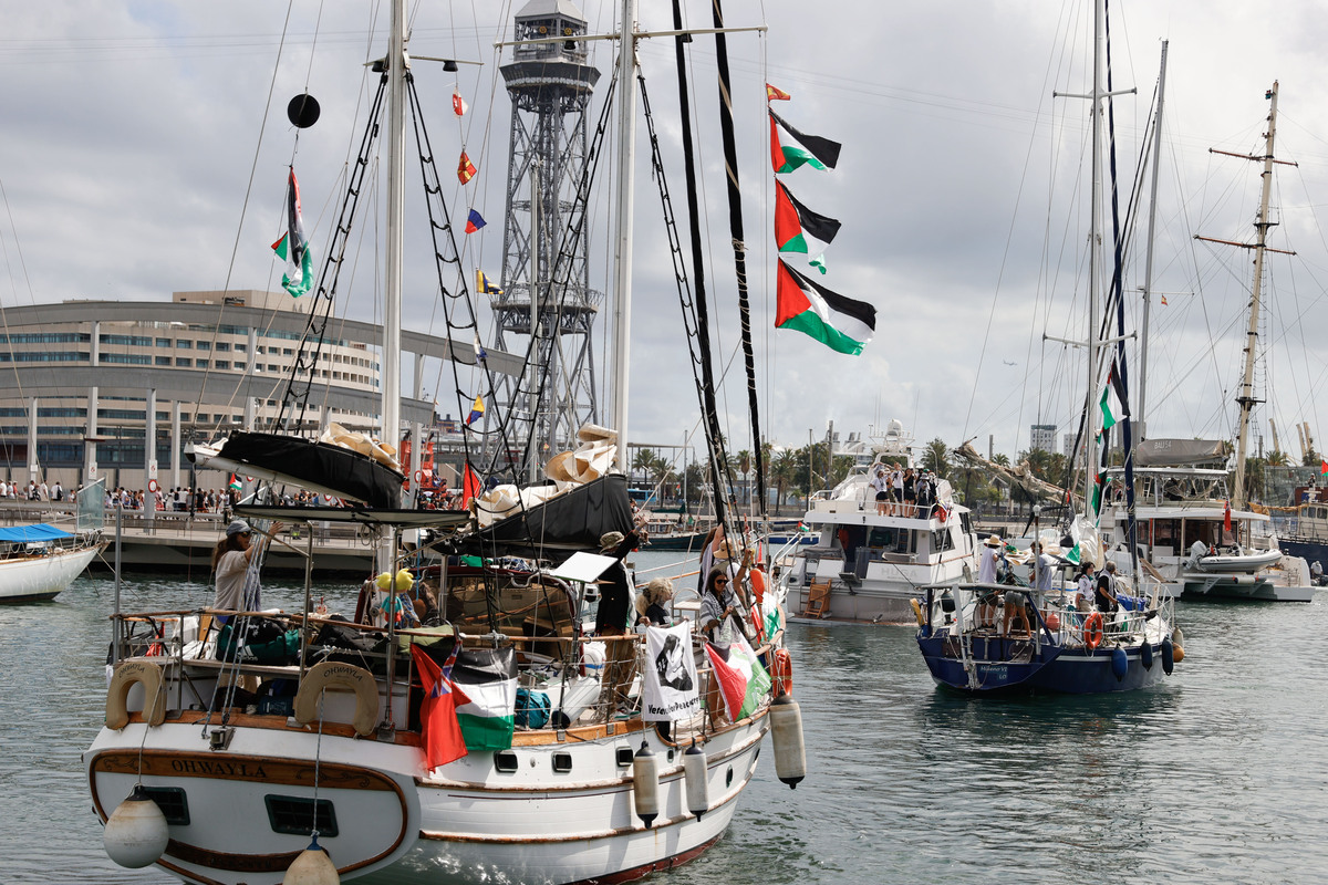 أبحر Global Sumud Flotilla ، وهو أسطول دولي مدني ، بما في ذلك الناشطين والفنانين والسياسيين والأطباء والصحفيين في أكثر من 44 دولة ، من برشلونة ، إسبانيا ، متجهًا إلى غزة في 31 أغسطس 2025.