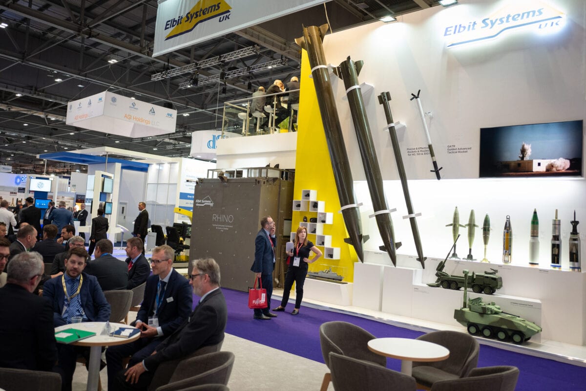 رجل ينظر إلى عرض الصواريخ من Elbit Systems UK بما في ذلك Predator Hawk (L) و Extra (2L) بينما يتمتع المندوبون بالمشروبات في نهاية اليوم الأول من معرض Dsei Arms في Excel في 10 سبتمبر 2019 (Leon Neal/Getty Images)