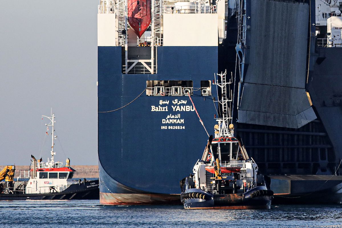 تُظهر هذه الصورة قيادة Cargoship في Bahri Yanbu في ميناء Cherbourg ، شمال غرب فرنسا في 6 فبراير 2020. (Lou Benoist/AFP عبر Getty Images)