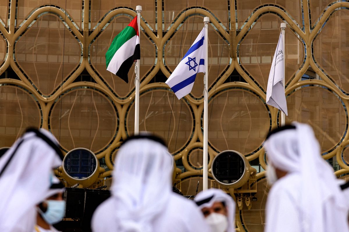 تطير أعلام الإمارات العربية المتحدة وإسرائيل في معرض 2020 في دبي في غليف إمارة في 31 يناير 2022. (كريم Sahib/AFP عبر Getty Images)