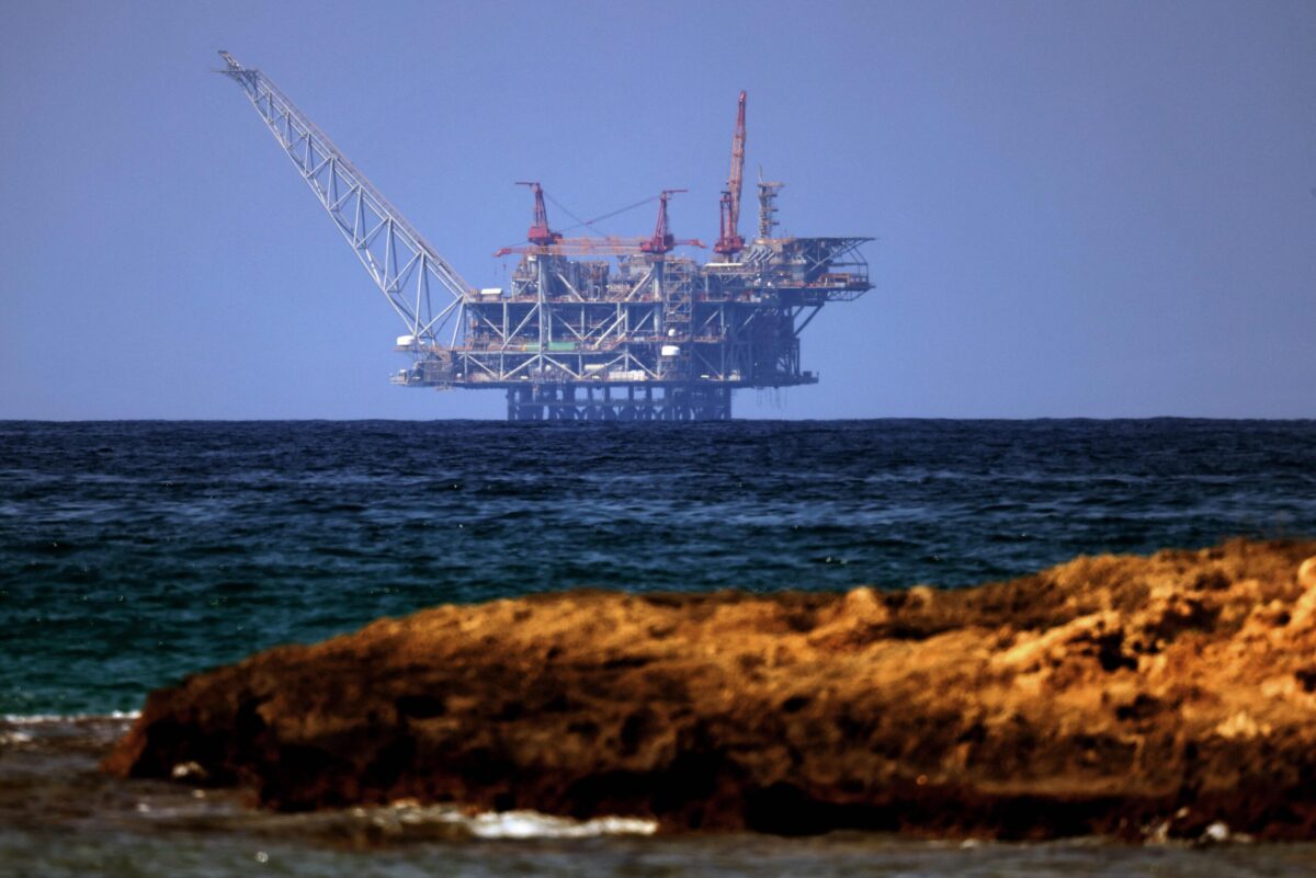 تم تصوير منظر لمنصة حقل الغاز الطبيعي Leviathan في البحر الأبيض المتوسط من الشاطئ الساحلي الشمالي الإسرائيلي في ناشوليم ، في 29 أغسطس 2022. (Jack Guez/AFP عبر Getty Images)