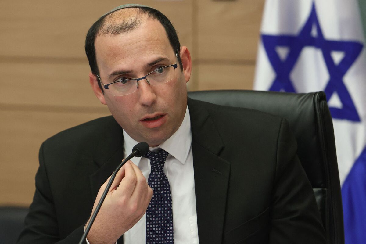 العضو الإسرائيلي في البرلمان (Knesset) سيمشا روثمان من الحزب الصهيوني الديني يرأس جلسة لجنة الدستور والقانون والعدالة لمناقشة مشروع قانون القضائي المثير للجدل في القدس) في 20 مارس 2023 (تصوير جيل كوهين-ماغن/AFP عبر صور Getty)