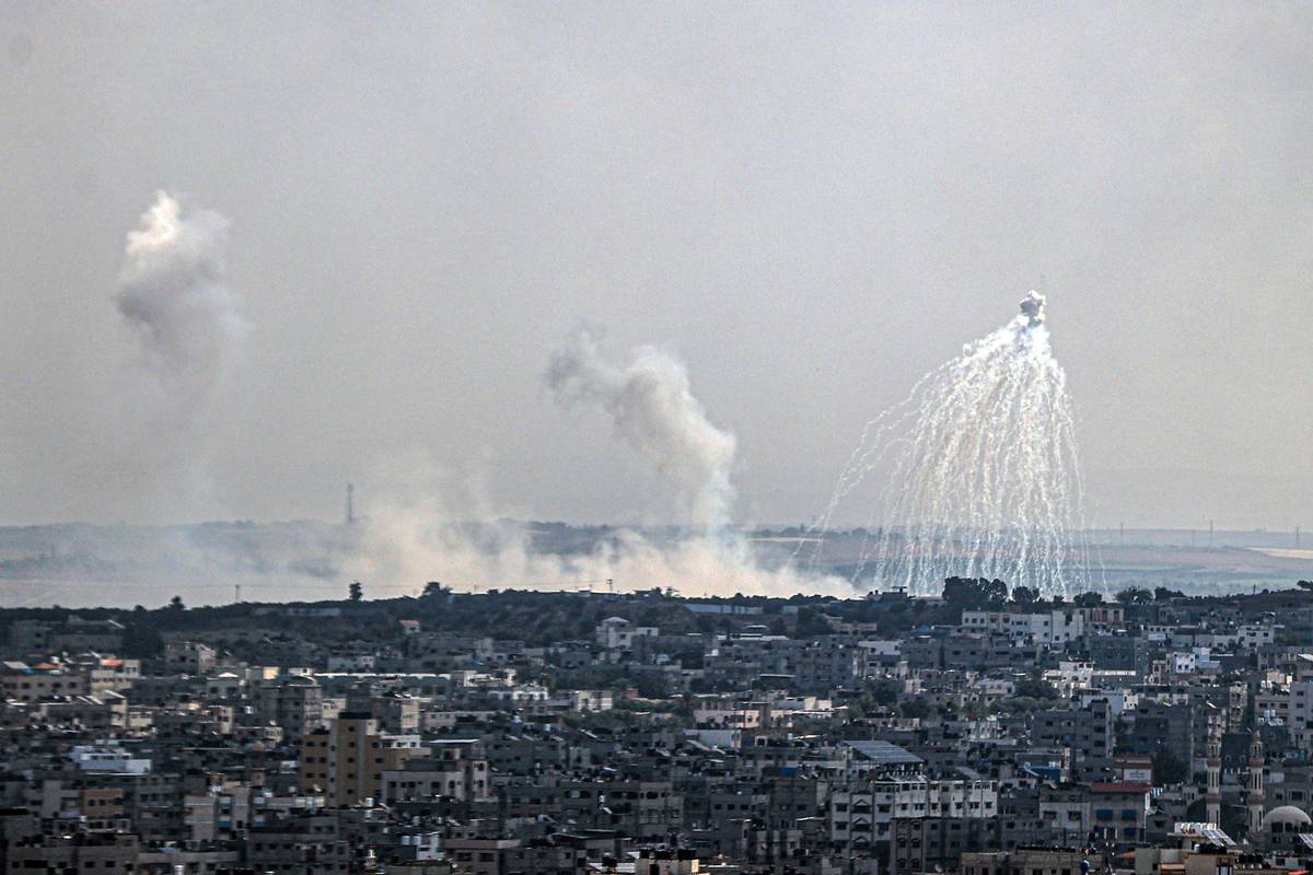 يرتفع الدخان كما ادعت وزارة الخارجية الفلسطينية أن إسرائيل استخدمت قنابل الفوسفور في هجماتها على المناطق المكتظة بالسكان في مدينة غزة ، غزة في 11 أكتوبر 2023.