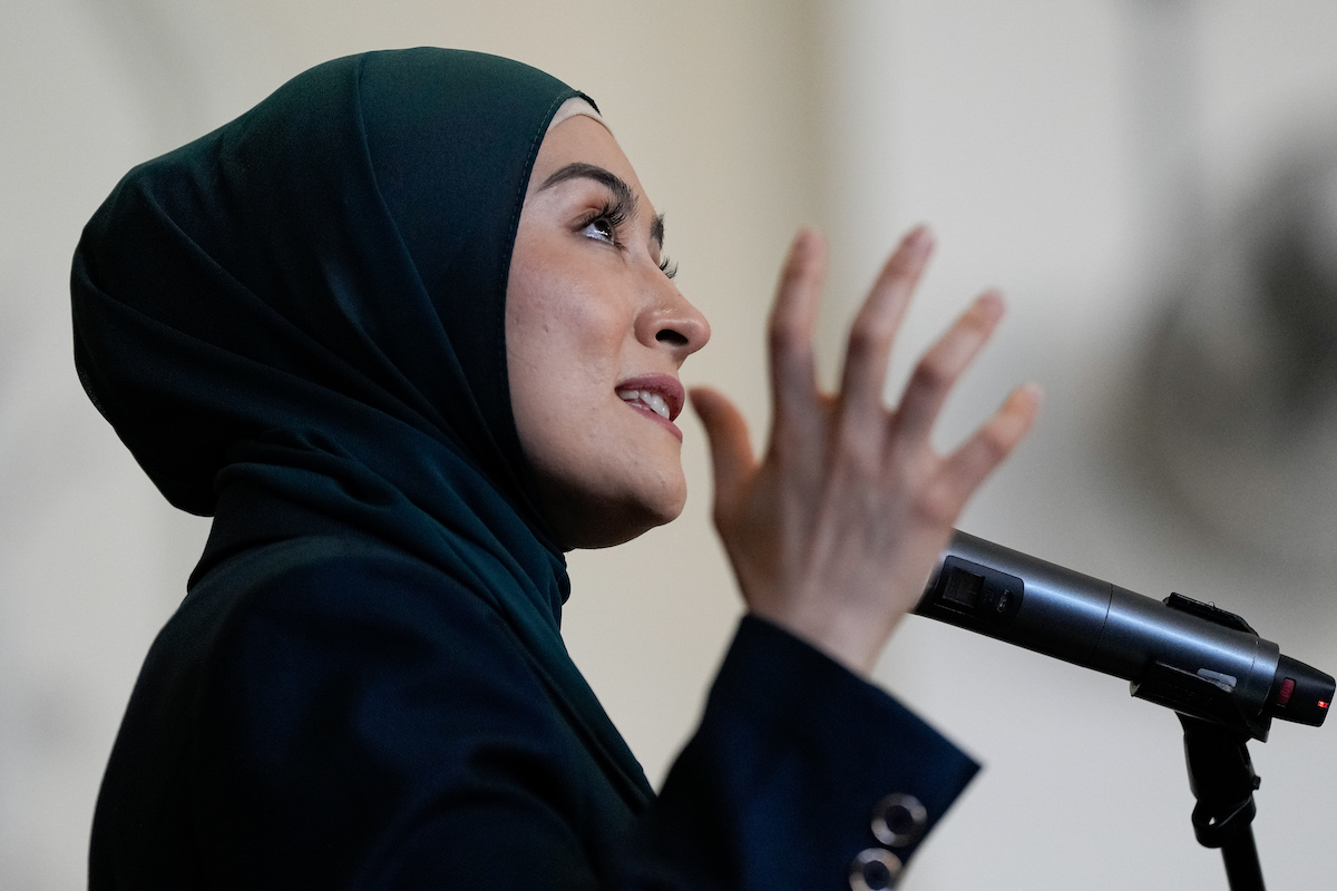 يتحدث السناتور فاطمة بايمان إلى أعضاء الاتحاد والمؤيدين في قاعة مدينة كوبورغ في 05 ديسمبر 2024 في ملبورن ، أستراليا. (Asanka Ratnayake/Getty Images)
