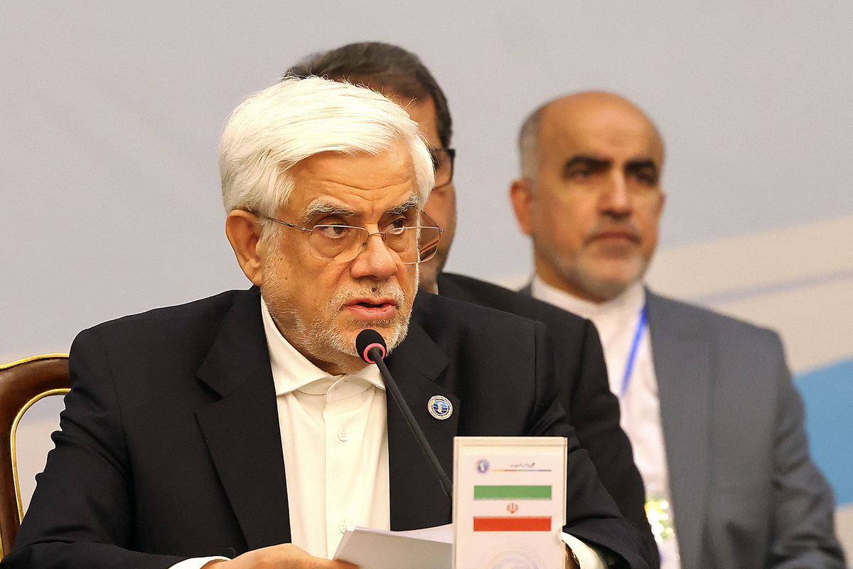 أول نائب الرئيس إيران محمد رضا أريف يلقي خطابا في طهران في 18 فبراير 2025.