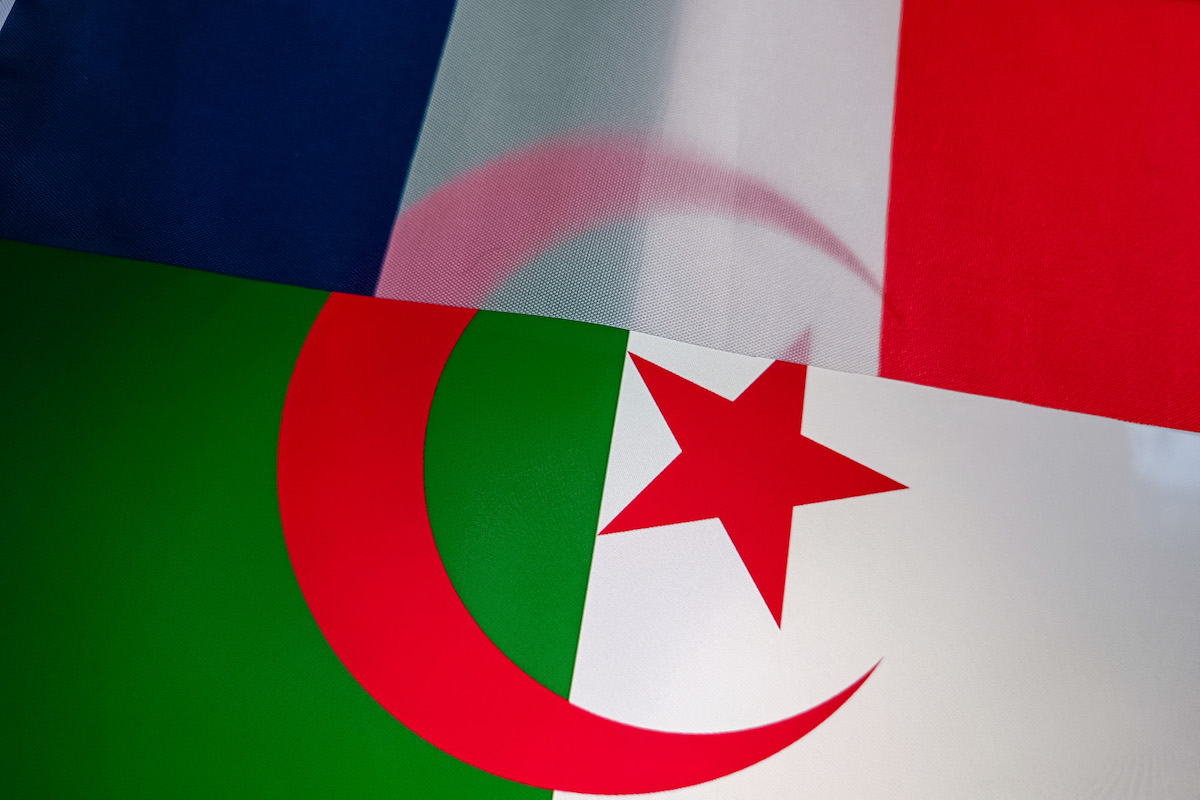 أعلام الجزائر وفرنسا (Riccardo Milani / Hans Lucas / Hans Lucas عبر AFP / Getty Images)