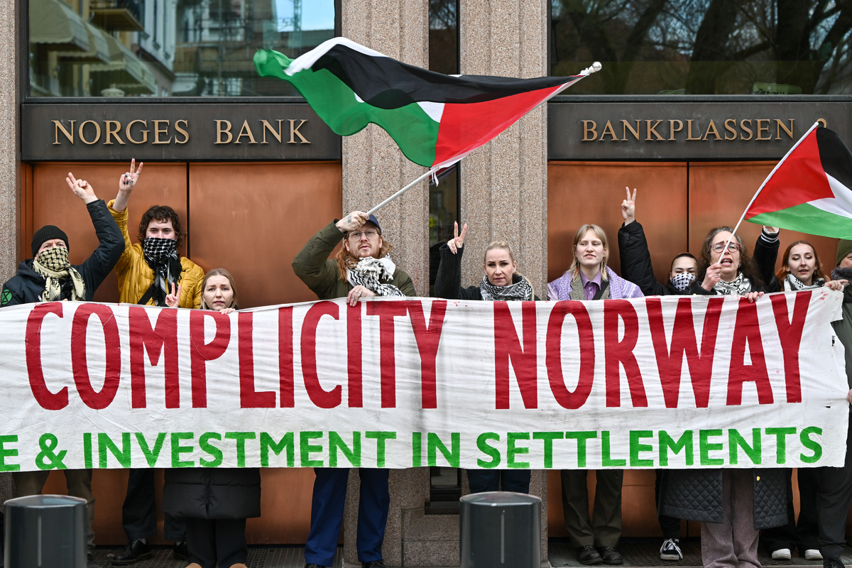 المتظاهرون مع الأعلام الفلسطينية خلال مظاهرة خارج مقر بنك Norges في أوسلو ، النرويج ، يوم الخميس ، 27 مارس 2025. (المصور: نينا هيلين Jåma/Bloomberg عبر Getty Images)
