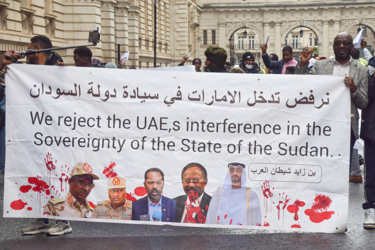 يحتفظ المتظاهرون براية تعارض تدخل الإمارات العربية المتحدة في السودان خلال المظاهرة ، في 15 أبريل 2025 في لندن ، المملكة المتحدة (صور Vuk Valcic/SOPA/lightrocket عبر Getty Images)