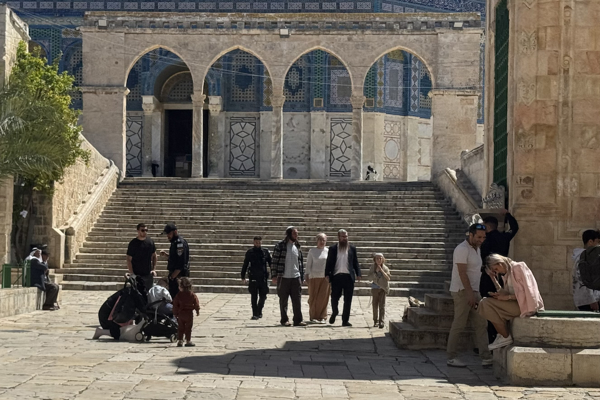 اقتحم المستوطنون اليهود مجمع الققة تحت حماية الشرطة منذ الصباح في القدس بمناسبة اليوم الرابع من عطلة الفصح اليهودية في 17 أبريل 2025.