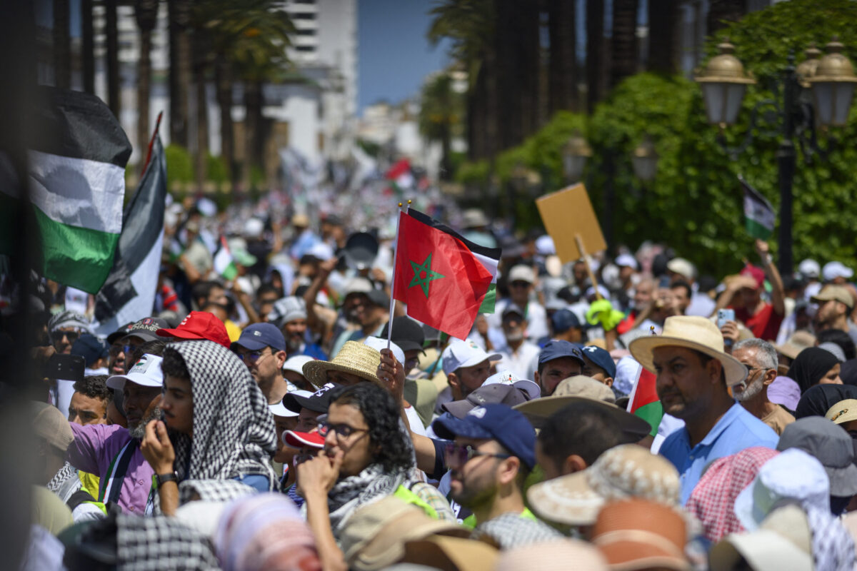 تتفوق المتظاهرات على الأعلام الفلسطينية وتلويحها خلال مظاهرة جماهيرية للاحتجاج على أزمة الجوع في غزة ، في الرباط المغرب في 20 يوليو 2025.