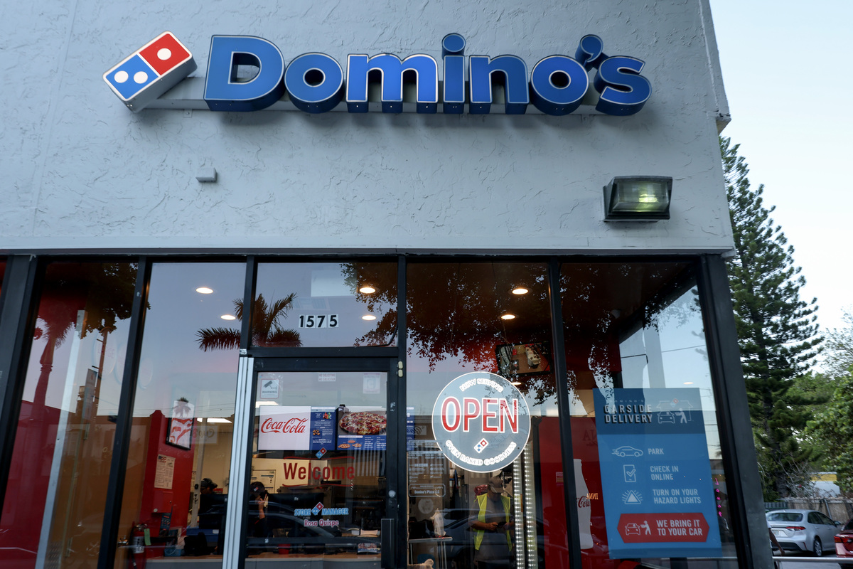 منظر خارجي لمطعم Domino's Pizza في 21 يوليو 2025 في ميامي ، فلوريدا. (تصوير جو رايدل/غيتي إيمايز)