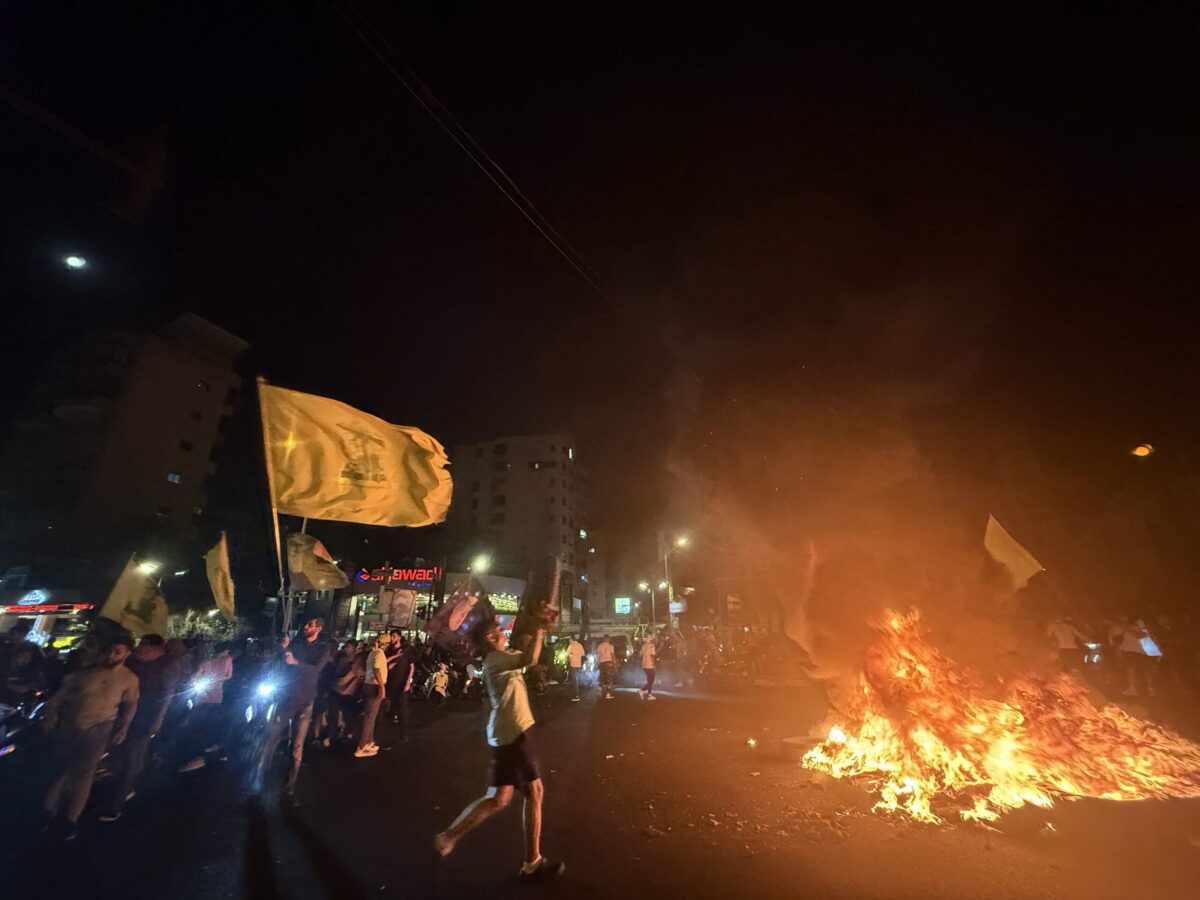 قام مؤيدو مجموعة حزب الله المسلحة في لبنان بمنع الشوارع بالإطارات المحترقة أثناء تجمعهم في السيارات والدراجات النارية للاحتجاج على تأييد الحكومة لخطة لنزع سلاحها ، في الضواحي الجنوبية في بيروت في وقت مبكر من 8 أغسطس ، 2025 (Ibrahim Amro/AFP عبر صور Getty)