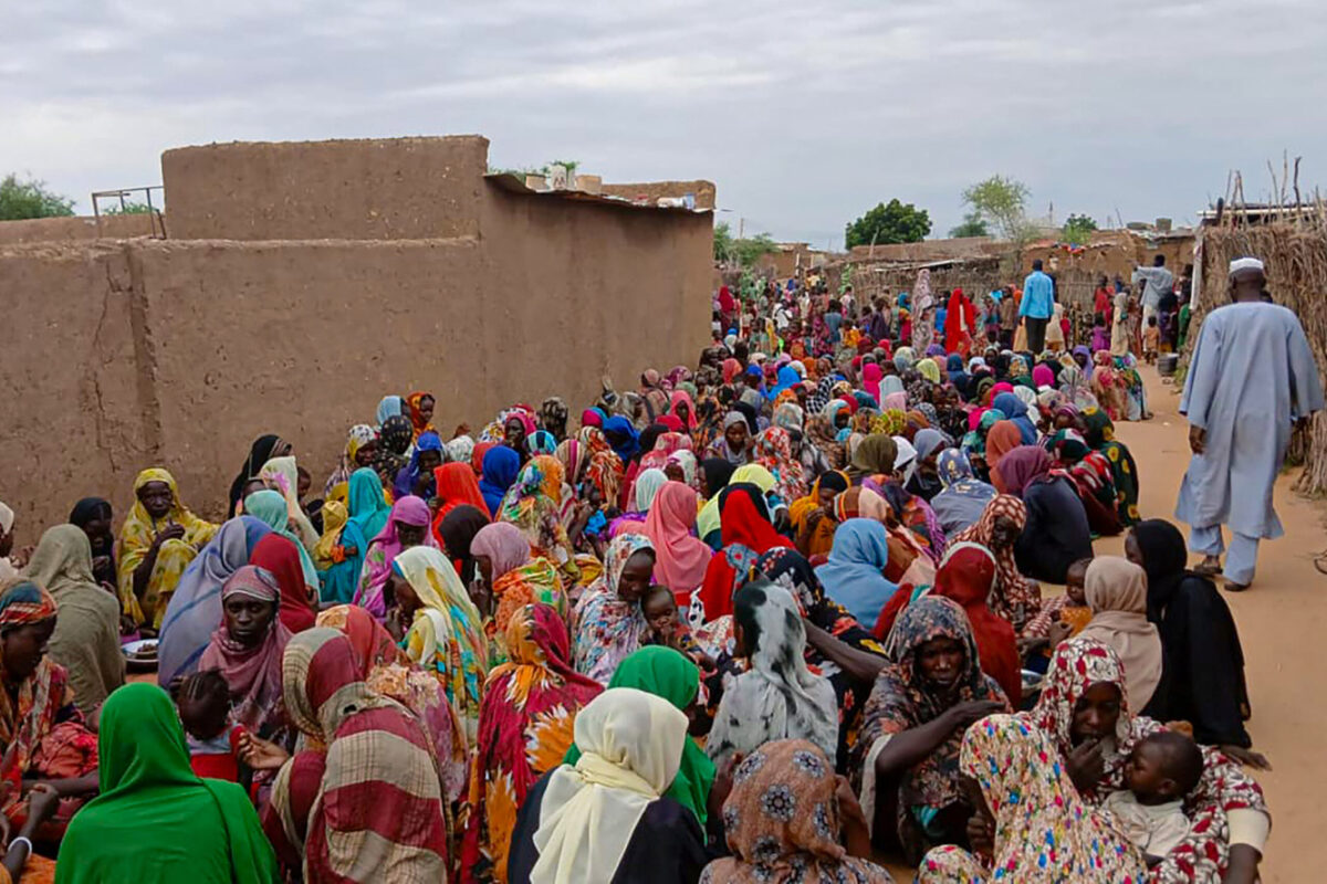 يتجمع سكان السودانيون لتلقي وجبات مجانية في الفاشير ، وهي مدينة محاصرة من قبل قوات الدعم السريع السودان شبه العسكري (RSF) لأكثر من عام ، في منطقة دارفور ، في 11 أغسطس 2025 (AFP عبر Getty Images)