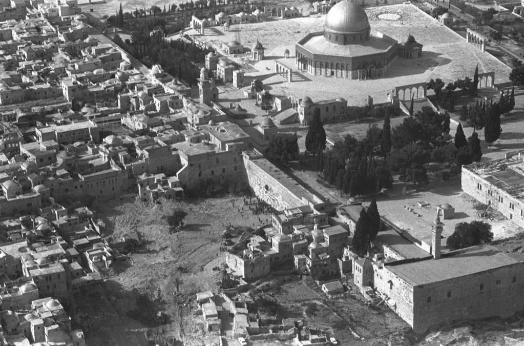 المباني المتبقية في حي المغرابي (المغربي) في المدينة القديمة في القدس في 12 يونيو 1967 ، بعد هدمها من قبل إسرائيل لتوسيع المساحة أمام الجدار الغربي (إيلان برونر/المكتب الصحفي للحكومة الإسرائيلية/أفينس)