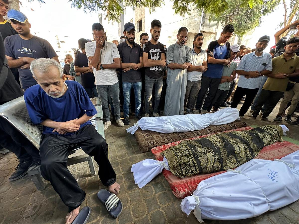 جنازة عقدت لعشرات من الفلسطينيين الذين قتلوا على أيدي القوات الإسرائيلية في قطاع غزة ، بما في ذلك المدنيين الذين كانوا ينتظرون موظفي المساعدات الإنسانية والأمن المعينين لحماية توزيع المساعدات ، في 2 أغسطس 2025 (محمد أسد/شرق الشرق الأوسط)