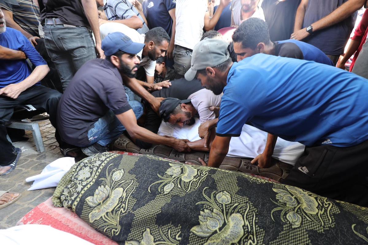 جنازة عقدت لعشرات من الفلسطينيين الذين قتلوا على أيدي القوات الإسرائيلية في قطاع غزة ، بما في ذلك المدنيين الذين كانوا ينتظرون موظفي المساعدات الإنسانية والأمن المعينين لحماية توزيع المساعدات ، في 2 أغسطس 2025 (محمد أسد/شرق الشرق الأوسط)