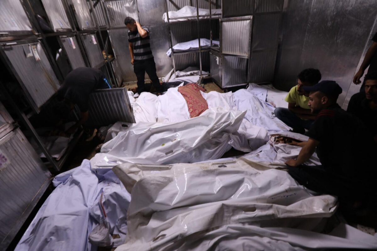 أقارب القتلى في منطقة زيكيم ، الذين قُتلوا عندما فتحت القوات الإسرائيلية النار على الفلسطينيين في انتظار المساعدات الإنسانية ، حدادا كما تم نقل الجثث من مستشفى الشيفا لدفنه في مدينة غزة ، غزة في 10 أغسطس 2025 (محمد أسد/شرق شرق الأوسط)