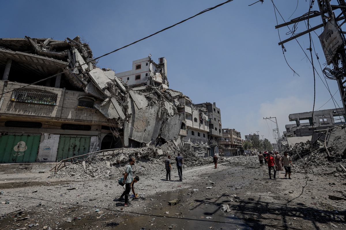 يرتفع الدخان والفلسطينيين يفرون من الموقع بعد إجراء هجمات الجيش الإسرائيلي على حي أزيتون في مدينة غزة ، غزة في 06 أغسطس ، 2025.