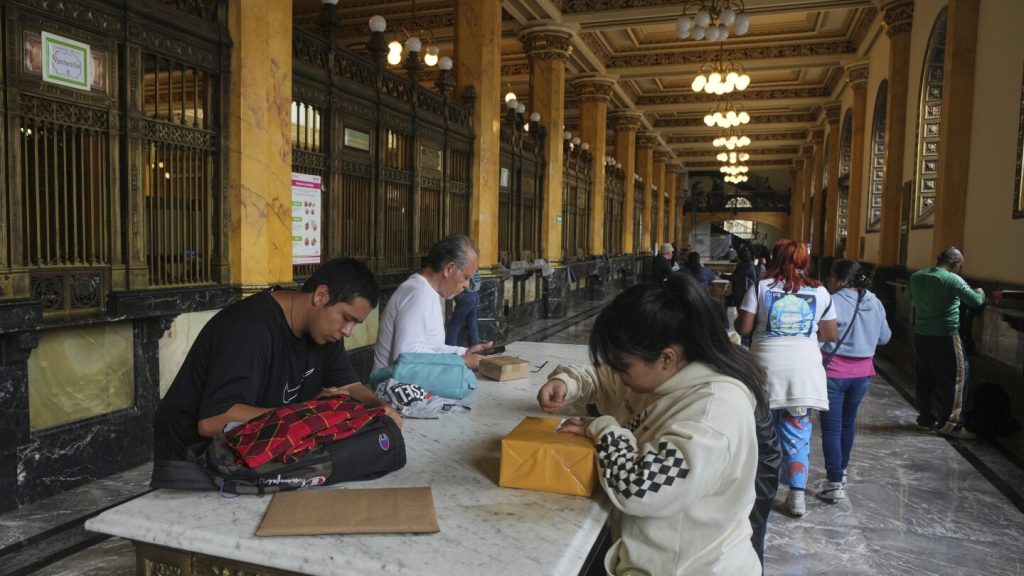 تعلق المكسيك شحنات بريدية إلى الولايات المتحدة على أحدث ارتباك تعريفي