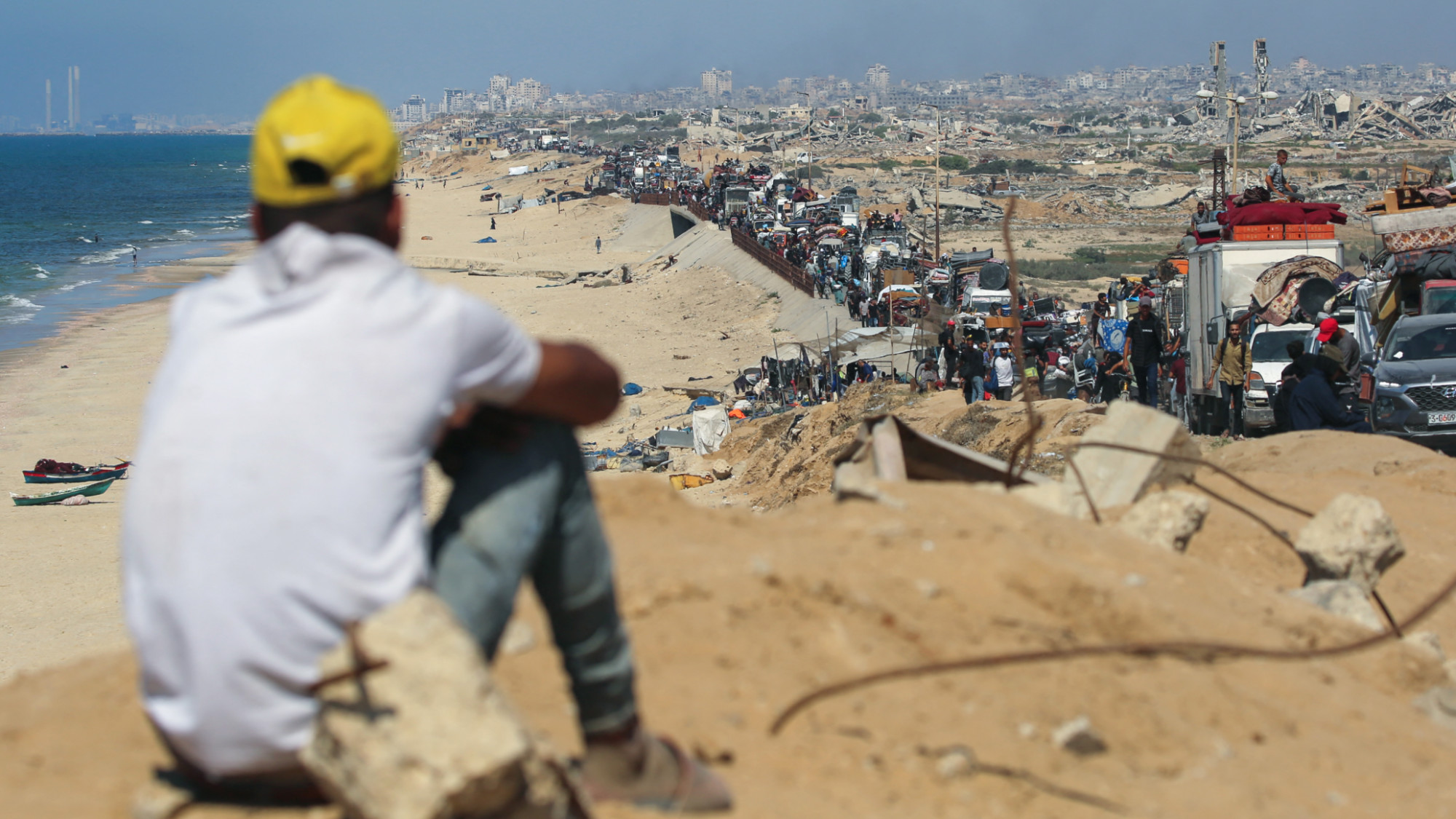 ينتقل الفلسطينيون النازحون نحو منطقة معسكر Nusiirat للاجئين في قطاع غزة الوسطى بعد إجبارهم على الخروج من مدينة غزة في 14 سبتمبر 2025 (AFP/Eyad Baba)