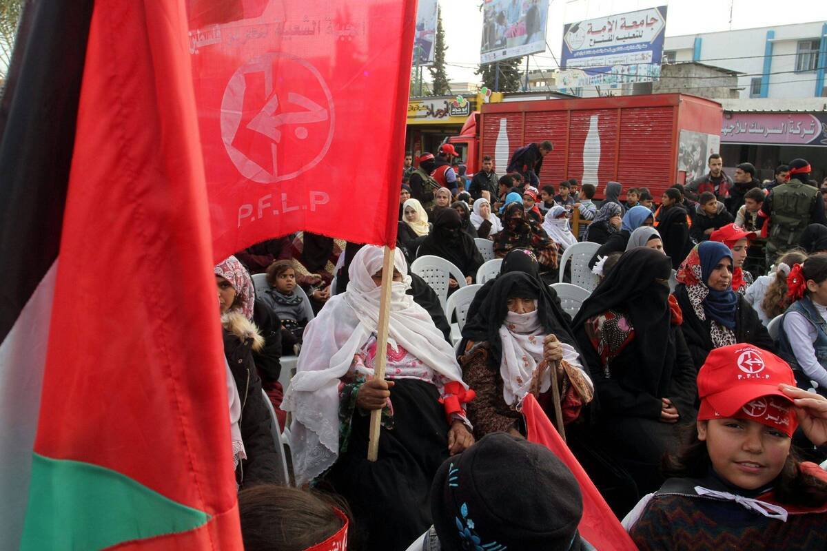 يتجمع الفلسطينيون لحضور مسيرة بمناسبة ذكرى تأسيس الجبهة الشعبية لتحرير فلسطين (PFLP) في رفه ، غزة (Abed Rahim Khatib/Anadolu Agency)
