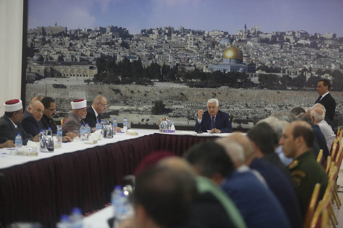 يلتقي الرئيس الفلسطيني محمود عباس المدير التنفيذي للسلطة الفلسطينية في رام الله ، الضفة الغربية. (عيسام ريماوي/وكالة أنادولو)