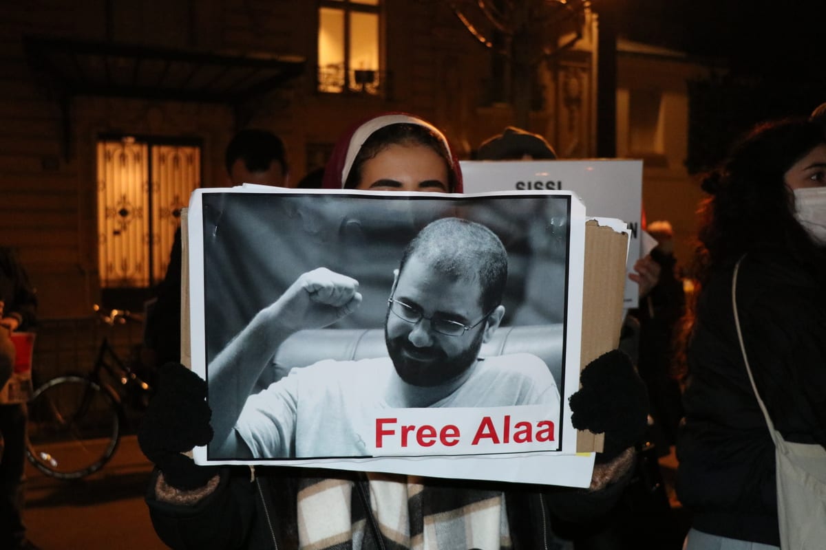 يتجمع المتظاهرون والناشطون في الحقوق البشرية خارج الجمعية الوطنية للاحتجاج على زيارة الرئيس المصري عبد الفاتح السيسي لفرنسا ، في باريس في 8 ديسمبر 2020.