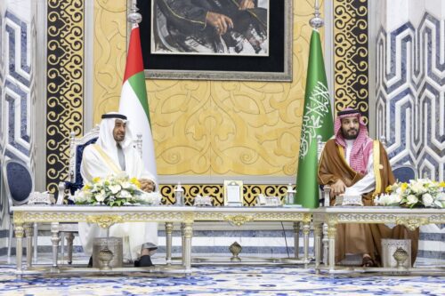 يلتقي رئيس الإمارات العربية المتحدة محمد بن زايد آل نهيان ولي العرب السعودي الأمير محمد بن سلم السود داخل قمة جدة الأمن والتنمية في جدة ، المملكة العربية السعودية في 16 يوليو 2022 (وزارة الشؤون الرئاسية - الإمارات العربية المتحدة - وكالة أندولو)