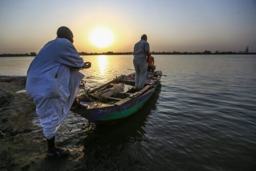 يقوم الصيادون بالاستعدادات على متن قاربهم قبل أن يبحروا إلى نهر النيل في أومدورمان ، السودان في 20 أكتوبر 2022 (محمود هجاج - وكالة Anadolu)