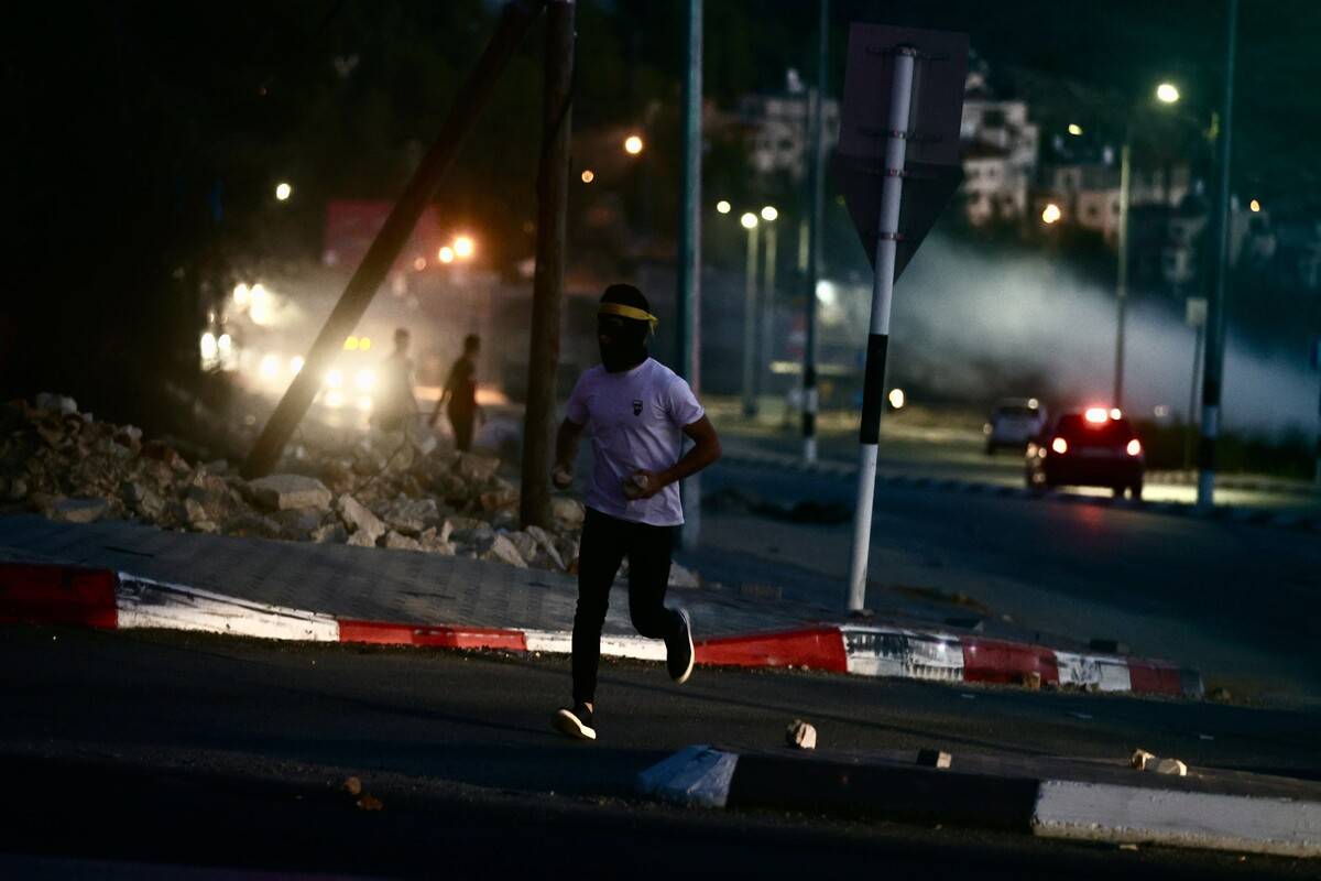 اندلعت الاشتباكات بين القوات الإسرائيلية والفلسطينيين ، حيث احتجزت القوات الإسرائيلية شعبين فلسطينيين خلال غارة في جامعة بيرزيت في مدينة بيرزيت ، بالقرب من مدينة رام الله ، الضفة الغربية في 24 سبتمبر 2023.