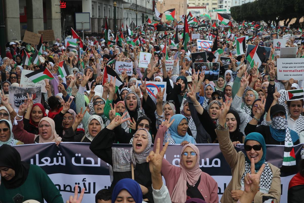الناس يحملون أعلام الفلسطينية وشعارات الصراخ لدعم فلسطين خلال مظاهرة مؤيدة للفلسطينيين في الرباط ، المغرب في 15 أكتوبر 2023. (أبو أديم محمد - وكالة anadolu)