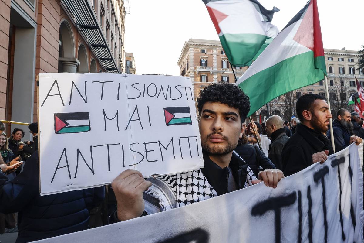 متظاهر يحمل لافتة في القراءة الإيطالية "معاداة الصهيون ليسوا مضادات السامية أبدًا" مع تجمع المتظاهرين المؤيدين للفلسطينيين لإظهار التضامن مع الفلسطينيين والاحتجاج على هجمات إسرائيل المستمرة على غزة ، على الرغم من حظر المسيرات في روما ، إيطاليا في 27 يناير 2024. (ريكاردو دي لوكا - وكالة أندمولو)