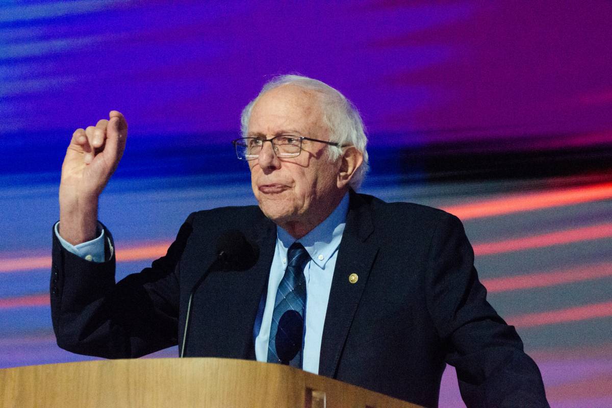 يلقي السناتور الأمريكي بيرني ساندرز خطابًا خلال المؤتمر الوطني الديمقراطي لعام 2024 في شيكاغو ، إلينوي ، الولايات المتحدة في 20 أغسطس 2024 (Jacek Boczarski - ANADOLU Agency)