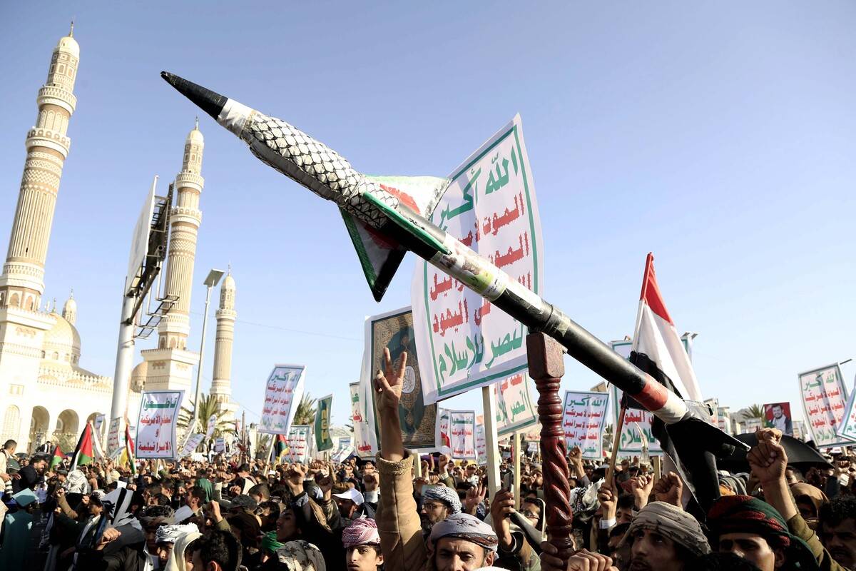 يجتمع الآلاف من مؤيدي الحوثيين ، الذين يحملون لافتات وأعلام فلسطينية ، في ميدان السابين للتظاهر لدعم الشعب الفلسطيني والاحتجاج على هجمات إسرائيل المستمرة على غزة ، في 20 ديسمبر 2024 ، في سانا ، اليمن. (محمد حامود - وكالة anadolu)