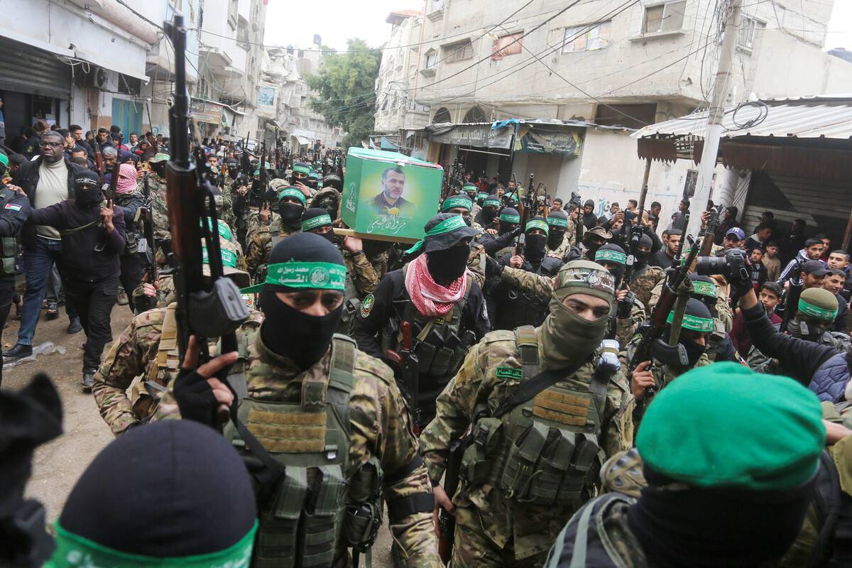 يحضر الفلسطينيون وأعضاء الألوية القسام في حماس صلاة الجنازة لماروان عيسى ، وهو عضو في المجلس العسكري في فرقة كاسام ، الذي قُتل خلال هجوم إسرائيلي ، في معسكر بوريج للاجئين في دير البلا ، غزة في 07 فبراير (