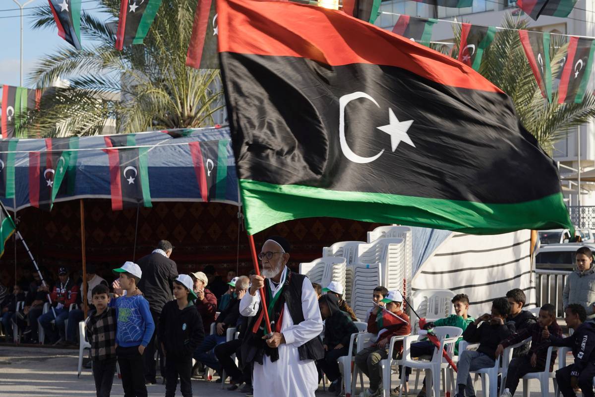يتجمع الأشخاص الذين يحملون أعلامًا ليبية في الساحة الرئيسية في منطقة تاجورا كجزء من الاحتفالات التي تنظمها البلدية للاحتفال بالذكرى الرابعة عشرة لثورة 17 فبراير في طرابلس ، ليبيا. (Hazem Turkia - Anadolu Agency)
