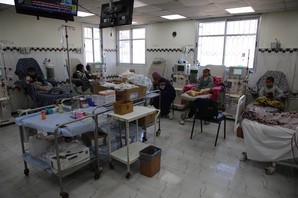 يتلقى الأطفال الفلسطينيون علاجًا طبيًا في قسم غسيل الكلى عند الأطفال في مستشفى عزيز عزيز اللانتسي للأطفال في قطاع غزة في 06 مارس 2025 (حمزة تشاركيا - وكالة أندمولو)