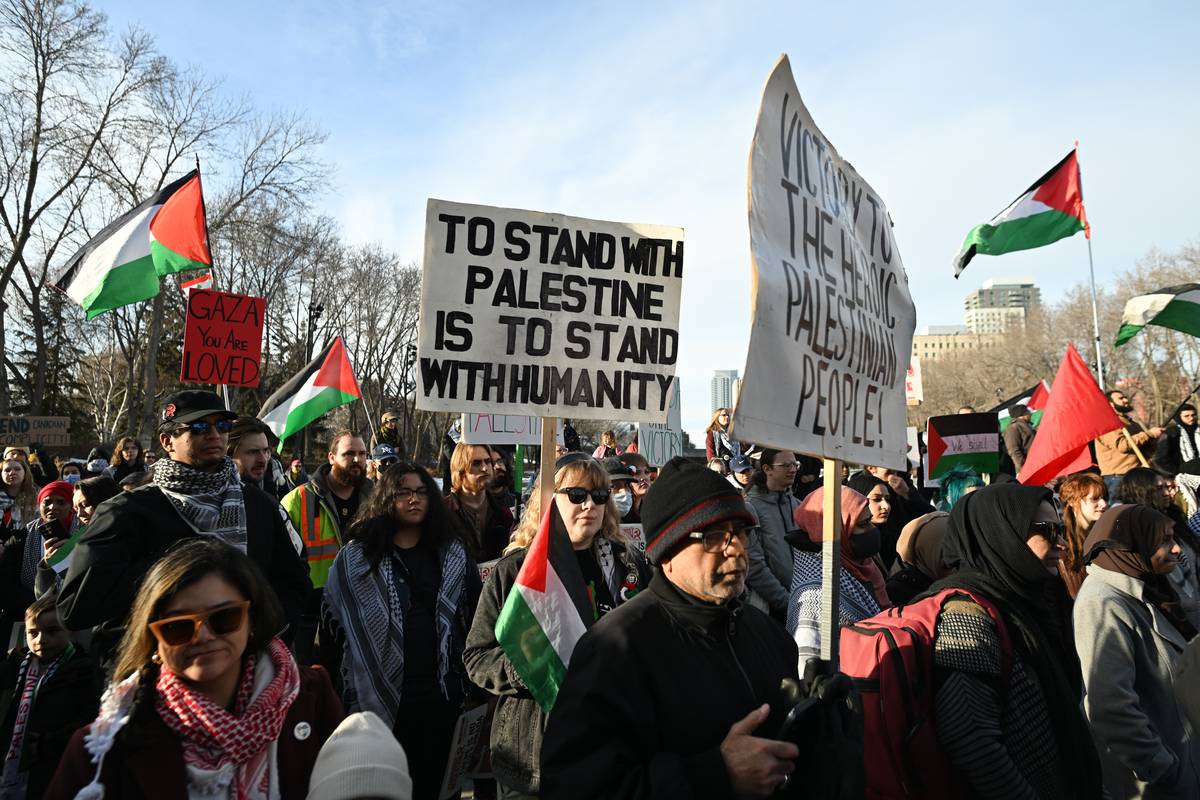 تجمع أعضاء الشتات الفلسطيني والطلاب والمؤيدين المحليين للقضية الفلسطينية أثناء 
