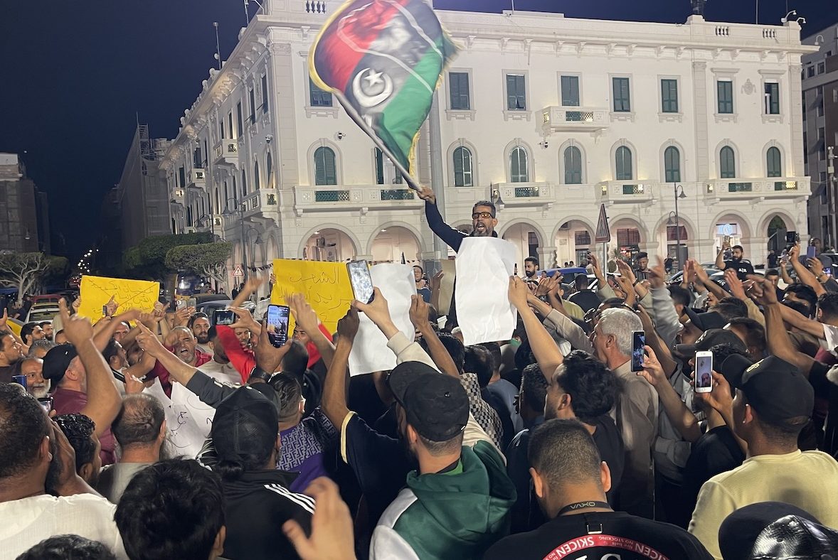 يشارك عدد صغير من المتظاهرين في المظاهرة التي نظمت في ميدان الشهداء بعد الحوادث العنيفة في طرابلس ، ليبيا في 17 مايو 2025.