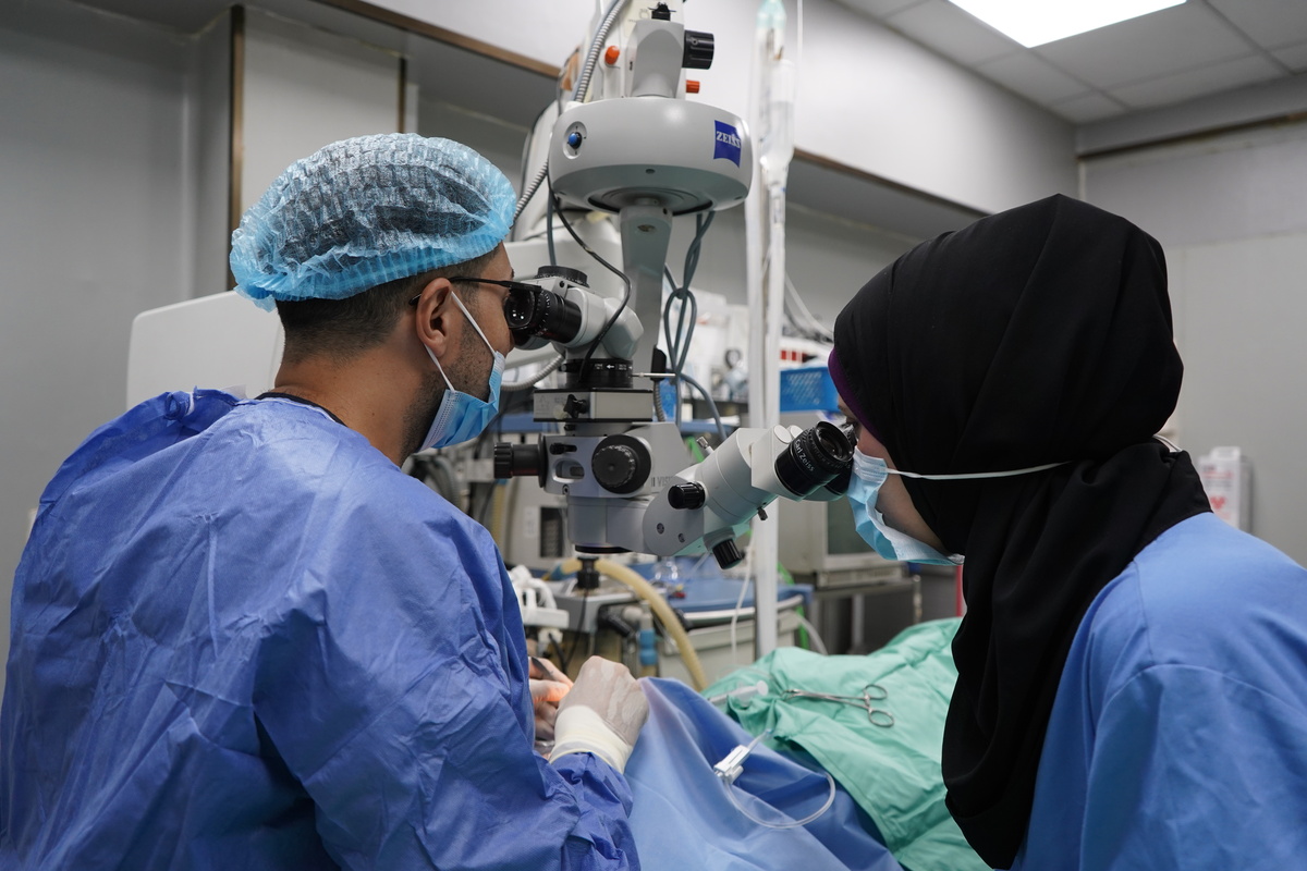 يواصل العاملون والأطباء الصحيون في الوفاء بواجباتهم الإنسانية على الرغم من كونهم جائعين ، وبشكل حرفيًا ، استنفدت في مستشفى العين في غزة ، يعمل الأطباء تحت عبء العمل غير المسبوق والتوتر منذ أن بدأت إسرائيل هجماتها في 7 أكتوبر 2023 في مدينة غزة ، غزة في 9 أغسطس ، 2025.