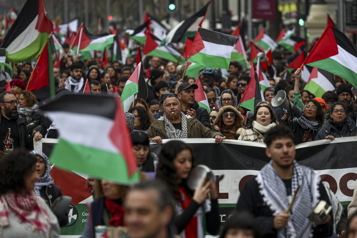 شارك مئات الأشخاص في المظاهرة المؤيدة للفلسطيني "لاس أولاس فاكياس" (الأواني الفارغة) ، للاحتجاج على أزمة الغذاء الحادة في قطاع غزة ، في سانتياغو ، تشيلي ، في 9 أغسطس 2025. (لوكاس أغوايو آروس - وكالة Anadolu)