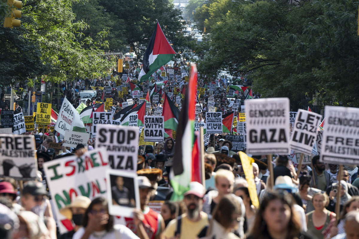 يشارك الناس "توقف عن جوع غزة" مسيرة للاحتجاج على مقتل الصحفيين في فلسطين من قبل القوات الإسرائيلية ودعوة لإنهاء الجوع في غزة في 16 أغسطس 2025 في نيويورك ، الولايات المتحدة. (Mostafa Bassim - Anadolu Agency)