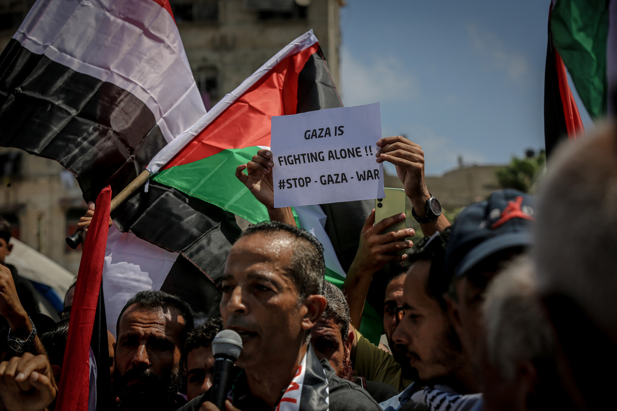 يتجمع عدد كبير من الفلسطينيين ليحملوا مظاهرة تطالب بإنهاء الهجمات الإسرائيلية والوقاية من النزوح القسري في حي الوريد في مدينة غزة ، غزة في 21 أغسطس 2025 (سعيد MMT Jaras - ANADOLU Agency)