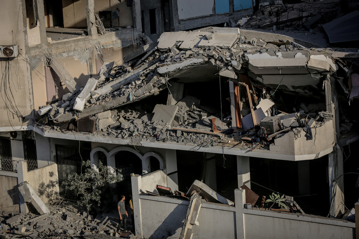 يطلق السكان جهود البحث والإنقاذ لتحديد موقع المحاصرين تحت الأنقاض بعد أن استهدفت ضربة إسرائيلية مبنى ينتمي إلى عائلة Kaheel في حي الكاراما في مدينة غزة ، غزة ، في 25 أغسطس 2025.